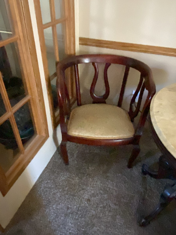 Mahogany horseshoe-back tub chair with upholstered seat