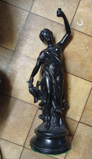 تمثال برونزي بعنوان 'حاملة الماء' أو 'باكانت' على طراز كلوديون