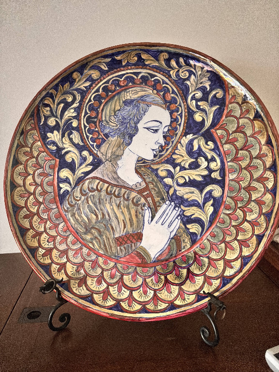Piatto in ceramica maiolicata con figura di angelo in stile rinascimentale, prodotto a Gubbio da Serenella Vantaggi