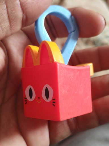 Llavero de juguete de plástico 'Pet Simulator' de McDonald's Happy Meal