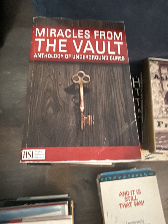 Libro en rústica titulado 'Miracles from the Vault: Anthology of Underground Cures' publicado por Health Sciences Institute