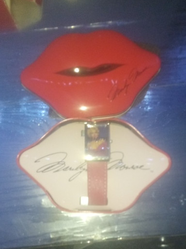 Marilyn Monroe Special Edition wristwatch in red lips-shaped collectible tin