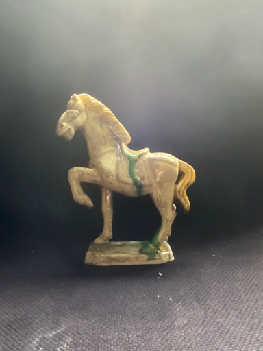 Keramisch paardenbeeldje in Tang-dynastie stijl met sancai-glazuur