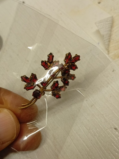 بروش زهور عتيق مطلي بالذهب مع أحجار حمراء من الزجاج البوهيمي