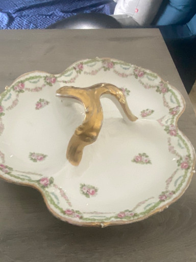 Porcelaine de Limoges, plateau à dessert avec anse dorée et motif de roses