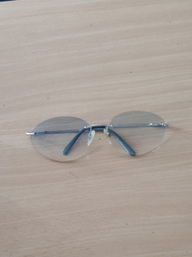 Randlose Brille mit silbernem Metallrahmen
