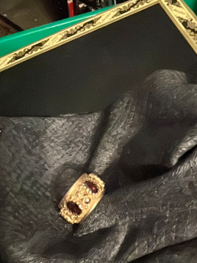 Yellow gold ring with garnets
