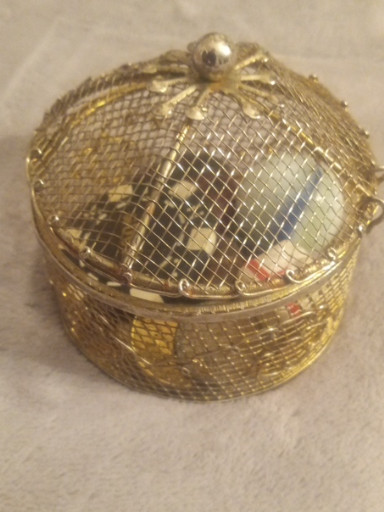 Brass filigree trinket box with domed lid and bow finial