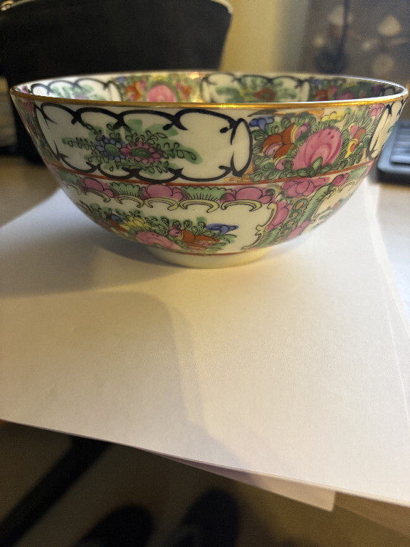 Porseleinen kom in Famille Rose Medallion stijl, geproduceerd door ACF Japan