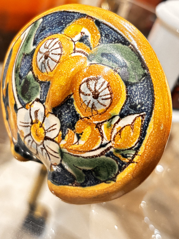 Gufo in ceramica dipinta a mano di Caltagirone con decorazioni floreali verde e arancio