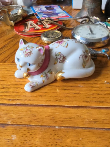 Porcelain cat figurine titled 'Curio Cabinet Cat' by The Franklin Mint