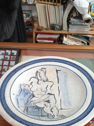 Piatto decorativo in ceramica con craquelé raffigurante figura femminile con bambino, firmato 'Cantatore' prodotto per Rossicone Ceramiche tir. limitata 50 pezzi