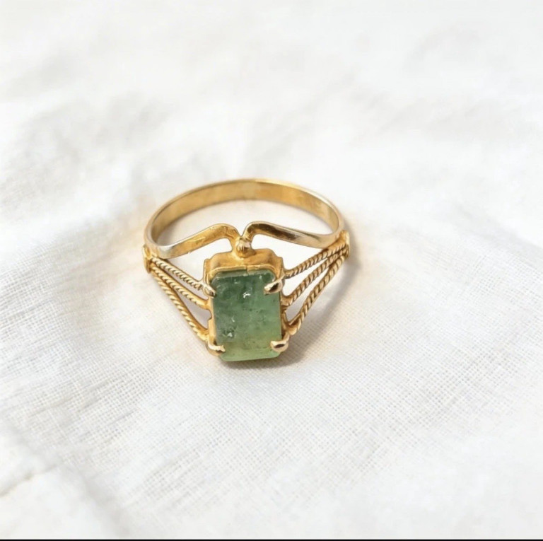Goldring mit smaragdgrünem Edelstein im Smaragdschliff