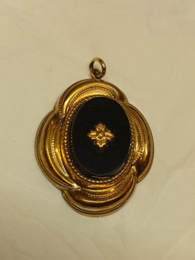 قلادة من الذهب المطلي (Schaumgold) من عصر بيدرماير مع حجر الأونيكس الأسود ولؤلؤة ذهبية