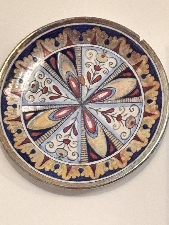 Piatto decorativo in ceramica a lustro con cornice in metallo, realizzato da Serenella Vantaggi