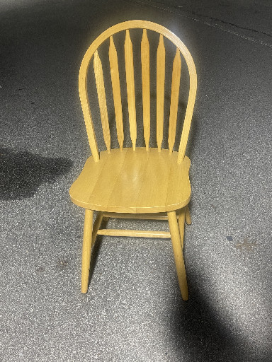 Windsor-style spindle-back dining chair in natural wood finish
this is a Steve Silver chair, in golden honey finish, in mint condition. I have 6 of them