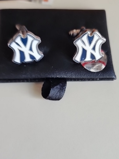 Metal cufflinks featuring New York Yankees logo