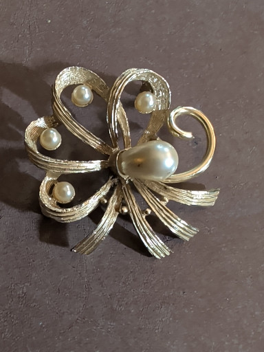 Gold-tone metal brooch with cultured pearls in ribbon or bow design Non-Magnetic