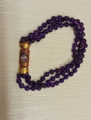 عقد من الجمشت متعدد الخيوط مع قفل زخرفي ذهبي اللون