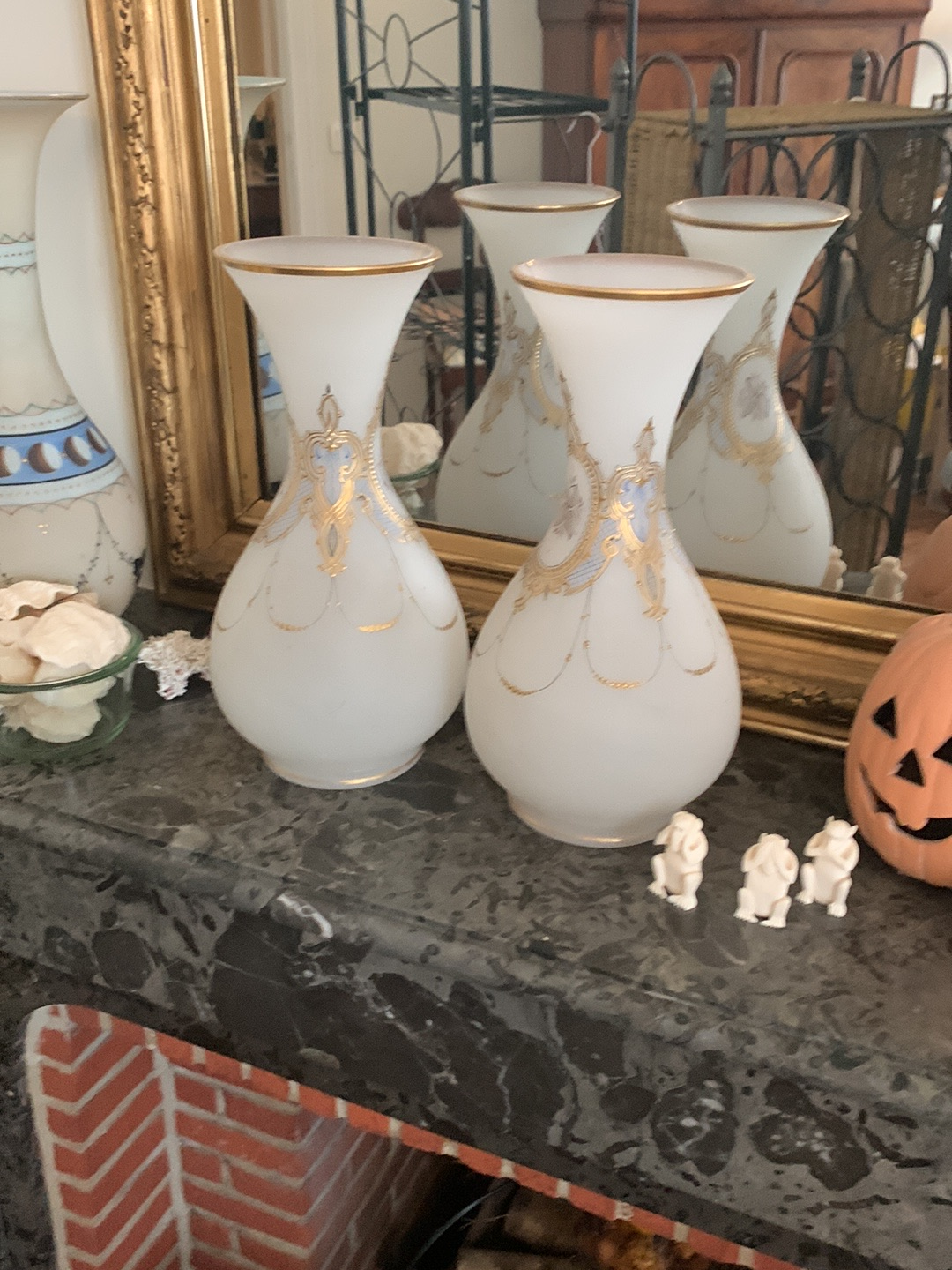 Vases en opaline blanche avec décoration dorée