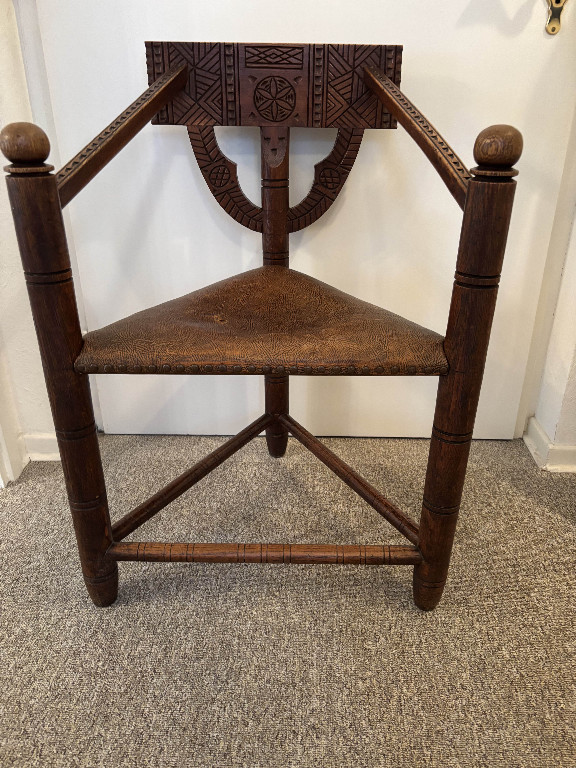 Geschnitzter Holz-Ecksessel (Mönchsstuhl) mit geometrischen Mustern