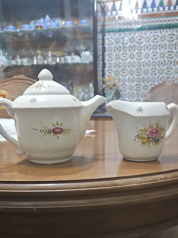 Juego de té de porcelana con decoración floral