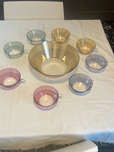 Ensemble de coupes à punch en verre teinté coloré, style vintage milieu du XXe siècle