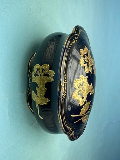 Cofanetto in porcellana blu cobalto con decorazioni floreali dorate