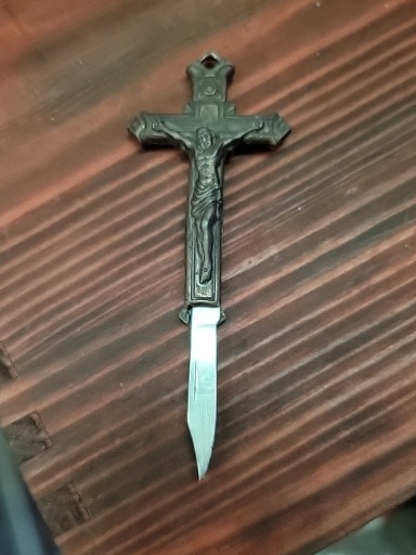 Metal crucifix-handled folding knife