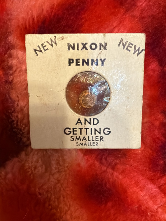 Moneda de novedad satírica 'Nixon Penny and Getting Smaller' de los años 1970