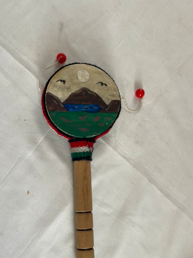 Tambour à main rotatif (spin drum) avec manche en bois et décor peint de paysage