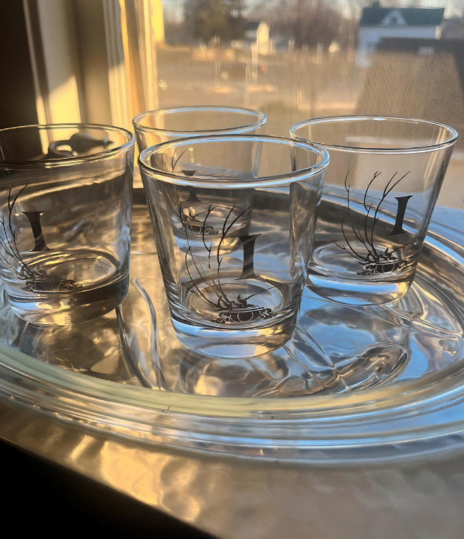 Set of four mid-century modern lowball glasses with monogram initials and botanical decoration, attributed to Dorothy Thorpe style