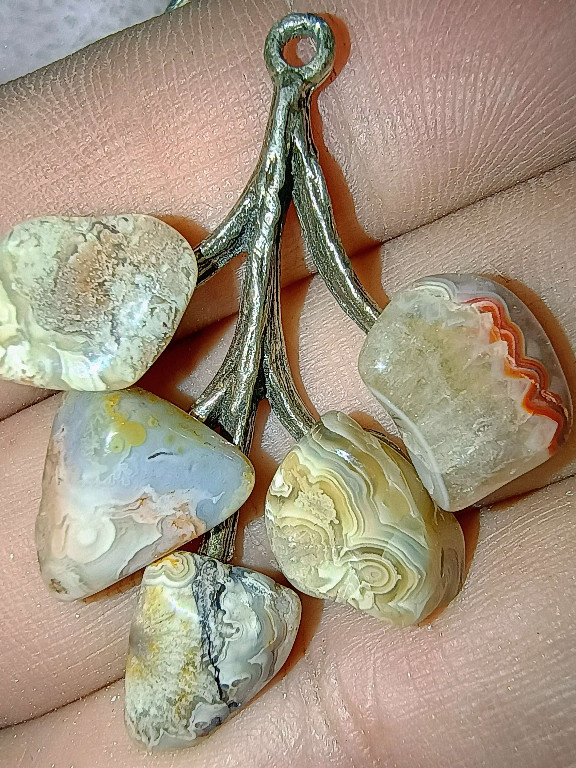 Agate stone pendant with multiple tumbled agate stones