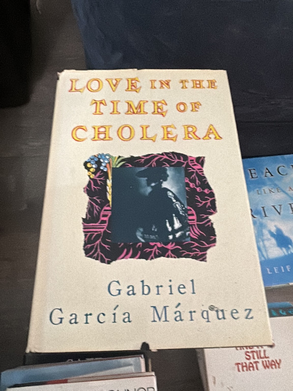 Libro de tapa dura 'Love in the Time of Cholera' por Gabriel García Márquez