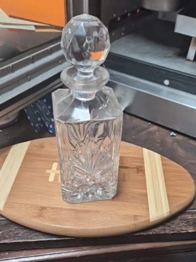 Cut crystal decanter with round stopper featuring fan and starburst pattern