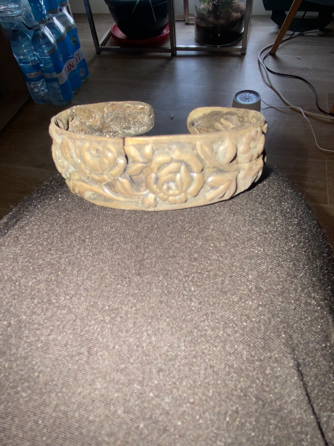 Bracelet manchette en laiton doré avec motifs floraux en relief