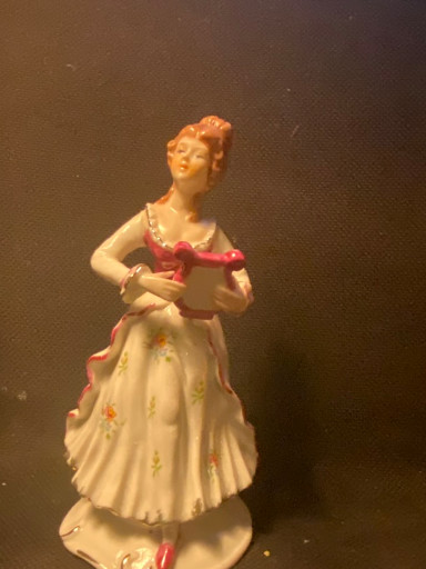 Porseleinen beeldje getiteld 'Jane' door Royal Doulton