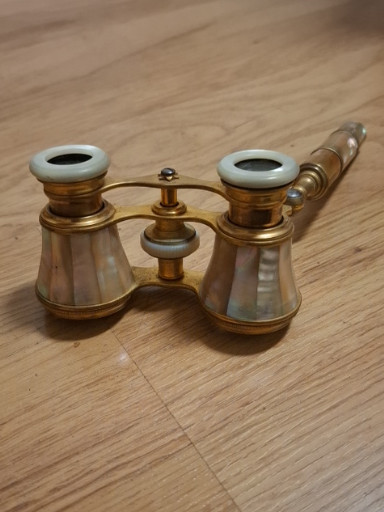 Toneelkijker met moederparel handvat en messing behuizing, circa 1900–1920