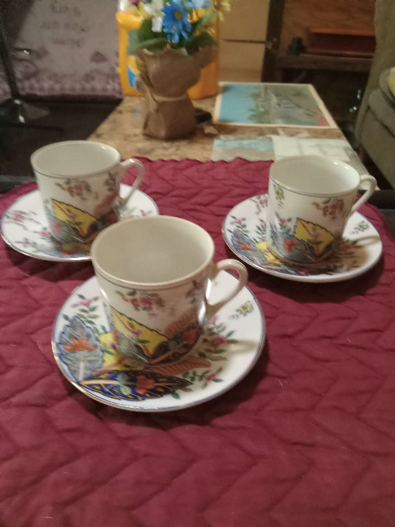 Porcelain tea cups and saucers with Tobacco Leaf pattern