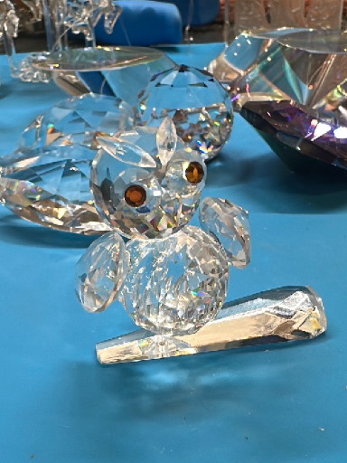 Crystal glass figurine depicting an owl on a branch