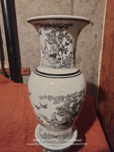 Porcelain vase with black transfer decoration by Dechang Taoci