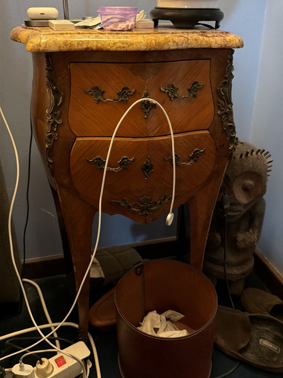 Commode bombée de style Louis XV avec dessus en marbre et ornements en bronze doré