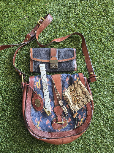 Fossil Vintage bundle 
1purse
1 wallet 
2 watch 
1 bracelet 
1 sunglasses bag 
all Fossil  watchs need battery all good vintage condition  .