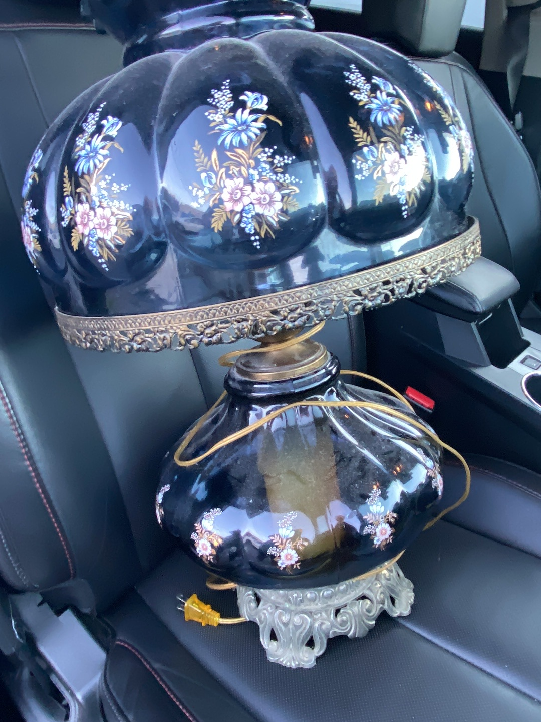 Glass hurricane lamp with floral decoration