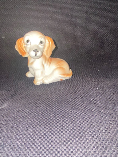 Porselein hondenbeeldje, zittende puppy met bruine en witte glazuur