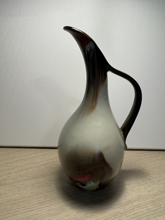 Keramische kan met druppelglazuur uit West-Duitsland, vermoedelijk van Carstens of Bay Keramik