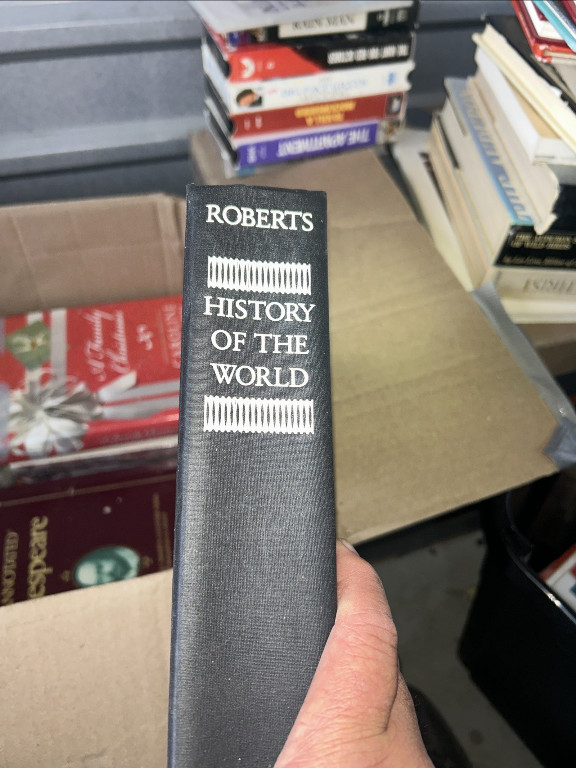 Libro encuadernado en tapa dura titulado 'History of the World' por J.M. Roberts
