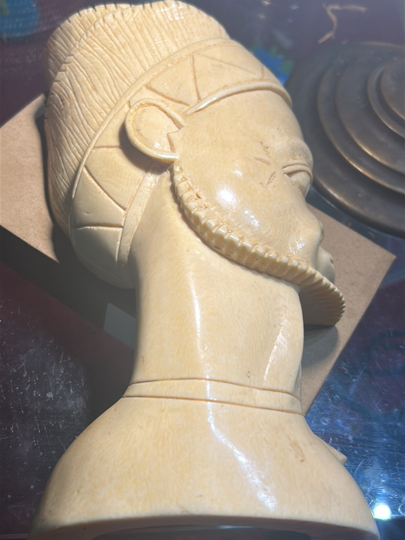 Scultura in avorio raffigurante un busto femminile africano con acconciatura elaborata, altezza 23 cm