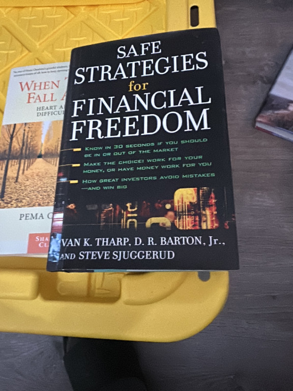 Libro de tapa dura titulado 'Safe Strategies for Financial Freedom' por Van K. Tharp, D.R. Barton Jr., y Steve Sjuggerud