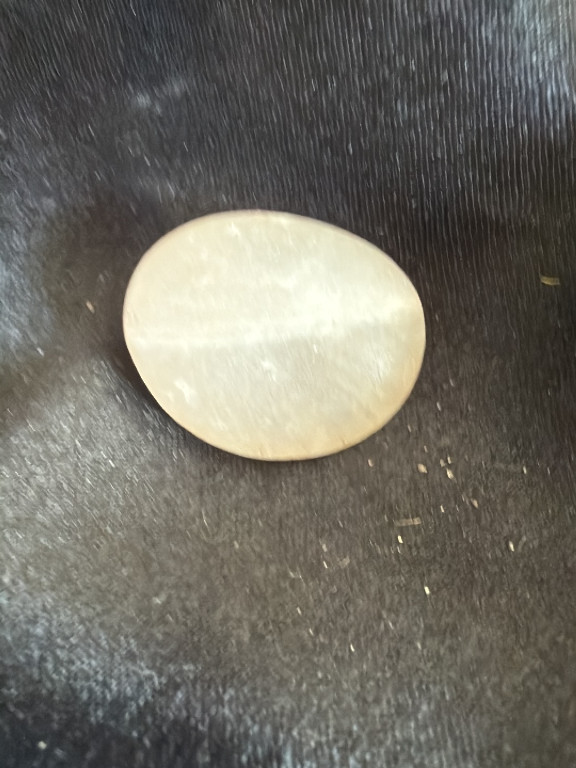 Mother-of-pearl cabochon gemstone